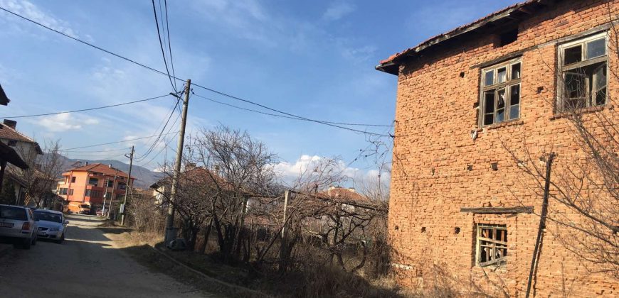 Къща за продажба около Сандански