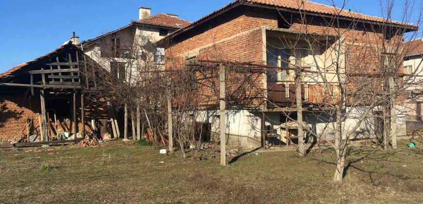 Продава къща около Сандански.