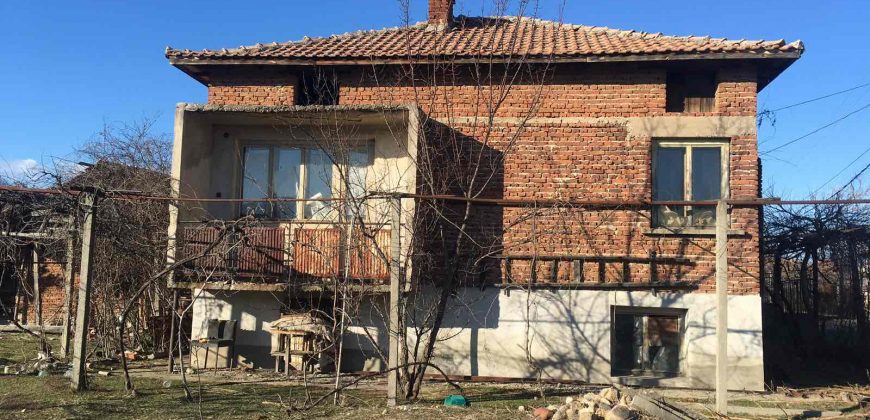 Продава къща около Сандански.
