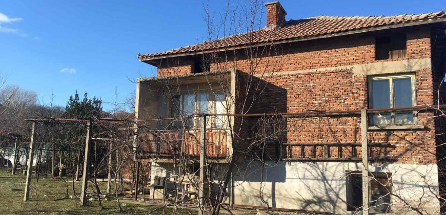 Продава къща около Сандански.