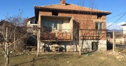 Продава къща около Сандански.