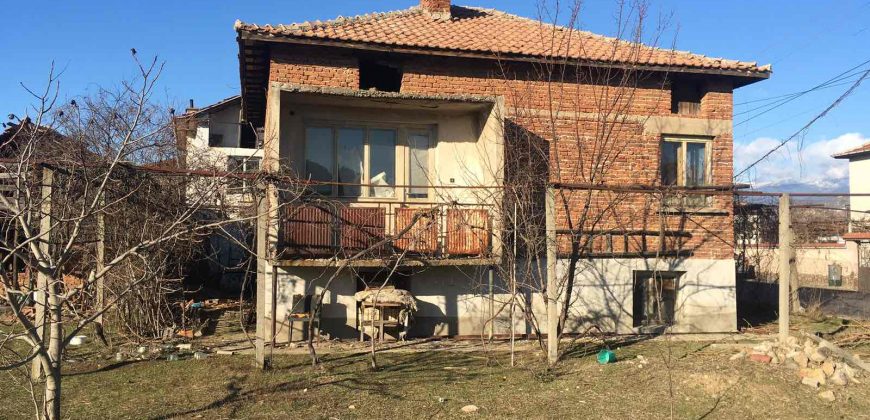 Продава къща около Сандански.