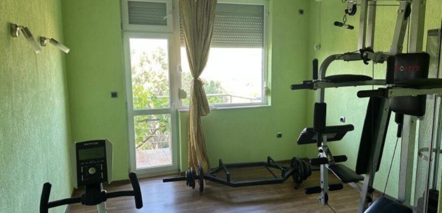 Большой дом на продажу недалеко от города Сандански