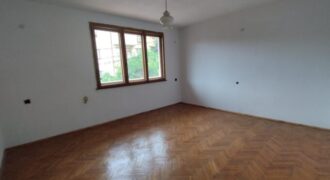 Продава етаж от къща в широкия център на гр.Сандански