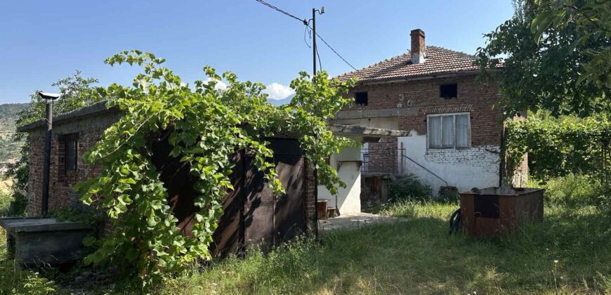 Продаётся дом недалеко от Сандански.