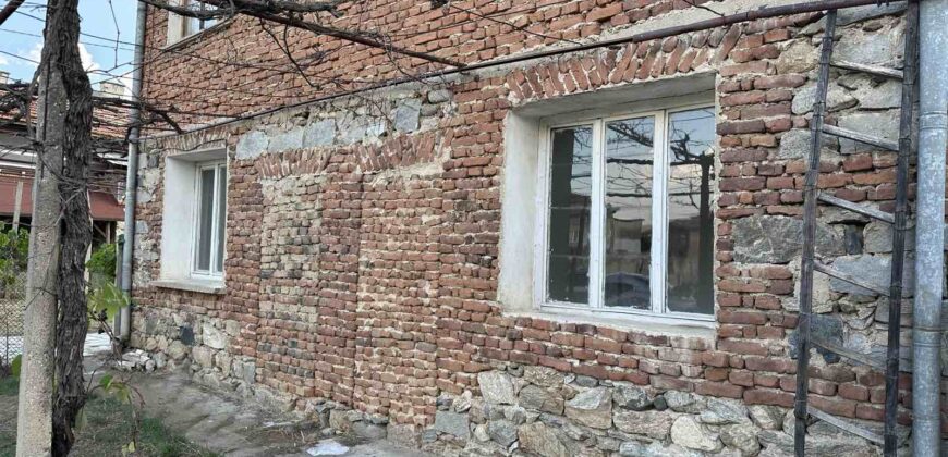Предлагаем на продажу загородный дом в 10 километрах от города Сандански.