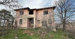 Парцел със сграда за продажба в село Марикостиново, община Петрич