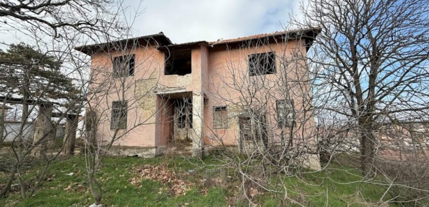 Парцел със сграда за продажба в село Марикостиново, община Петрич