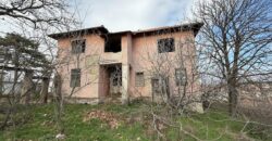 Парцел със сграда за продажба в село Марикостиново, община Петрич