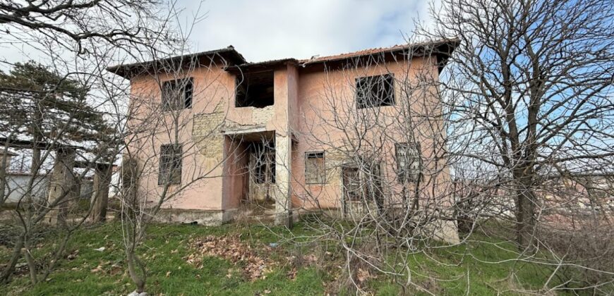 Парцел със сграда за продажба в село Марикостиново, община Петрич