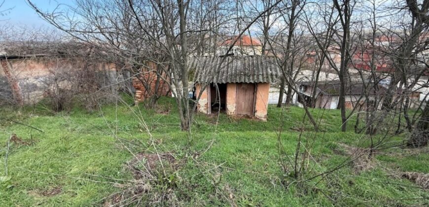Парцел със сграда за продажба в село Марикостиново, община Петрич