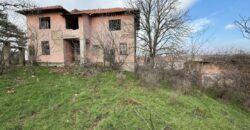 Парцел със сграда за продажба в село Марикостиново, община Петрич