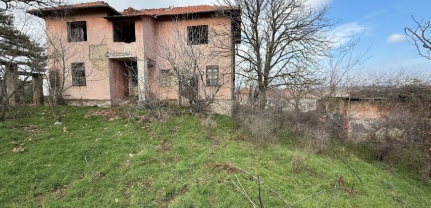 Парцел със сграда за продажба в село Марикостиново, община Петрич