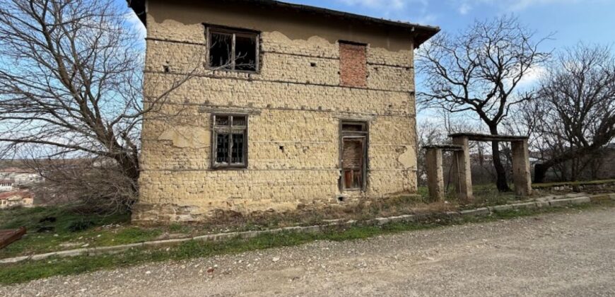 Парцел със сграда за продажба в село Марикостиново, община Петрич