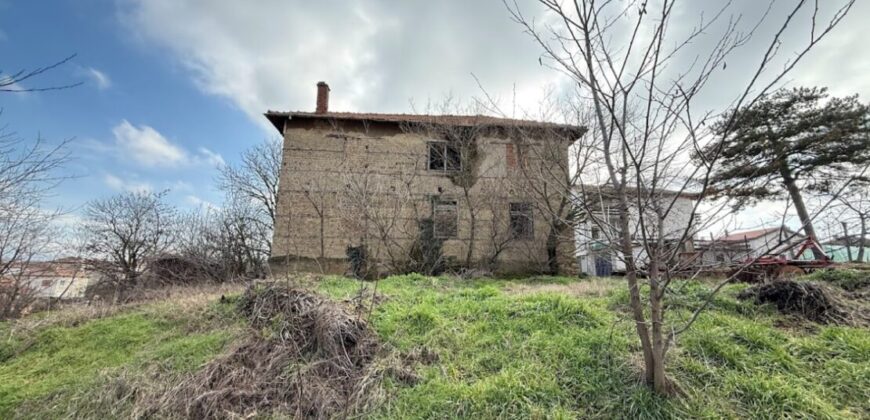 Парцел със сграда за продажба в село Марикостиново, община Петрич