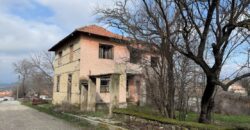 Парцел със сграда за продажба в село Марикостиново, община Петрич