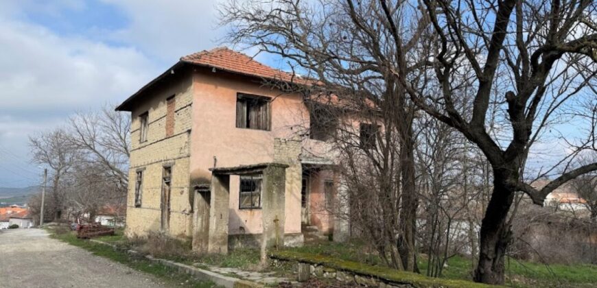 Парцел със сграда за продажба в село Марикостиново, община Петрич