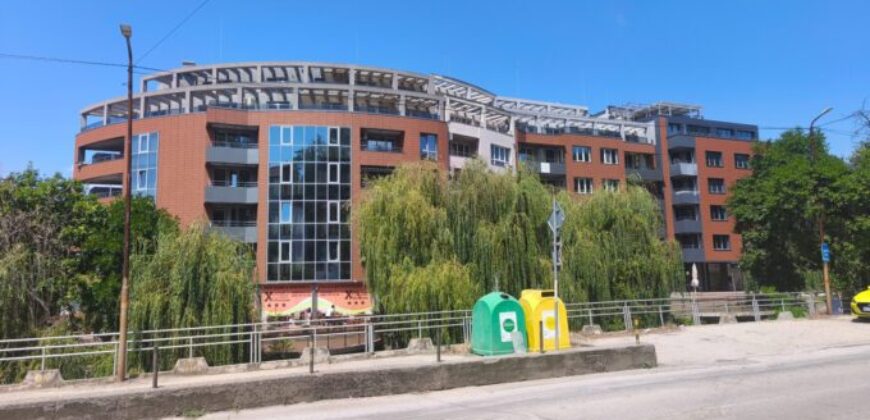 Полностью меблированная трехкомнатная квартира в центре Сандански.