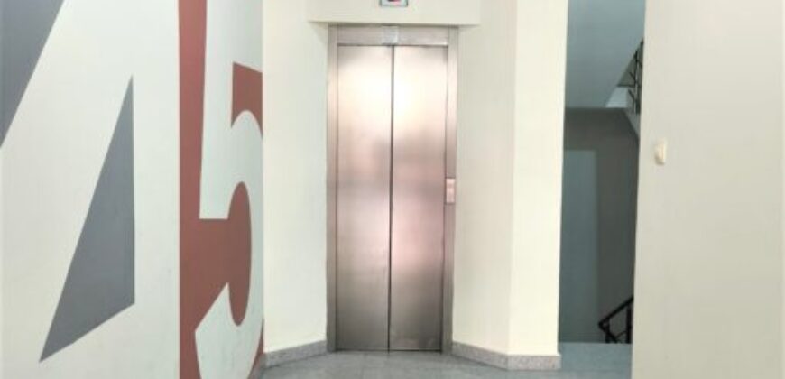 Полностью меблированная трехкомнатная квартира в центре Сандански.