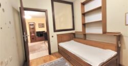 Полностью меблированная трехкомнатная квартира в центре Сандански.