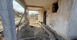 Одноэтажный капитальный дом с большим двором и виноградником в общине Петрич