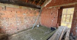 Одноэтажный капитальный дом с большим двором и виноградником в общине Петрич