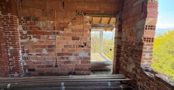 Едноетажна масивна къща с голям двор и лозе в община Петрич